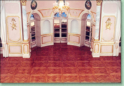 1200 pi&egrave;ces de bois de ch&ecirc;ne
ont &eacute;t&eacute; n&eacute;cessaires pour r&eacute;aliser 
ce parquet "&agrave; la Versailles"